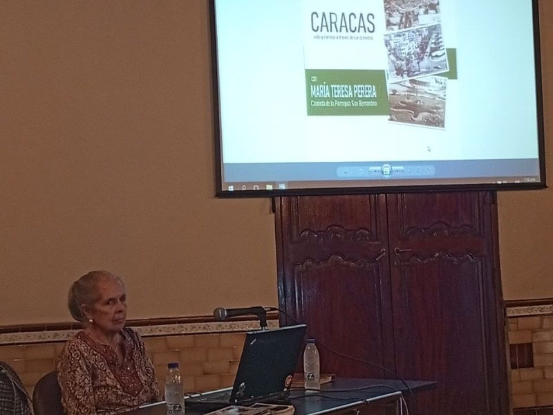 Encuentro de cronistas en el conversatorio con maría teresa comité de defensa patrimonial sobre la parroquia san Bernardino.