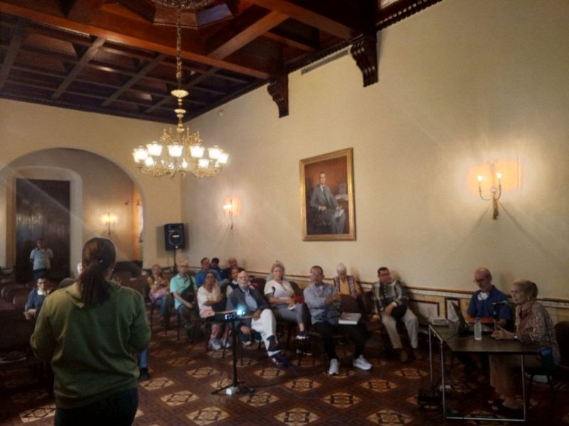 Encuentro de cronistas en el conversatorio con maría teresa comité de defensa patrimonial sobre la parroquia san Bernardino.2