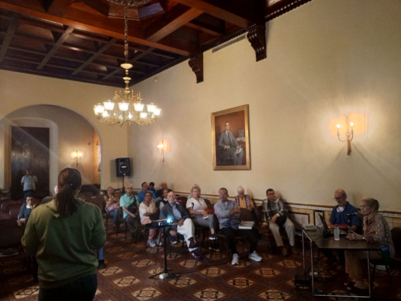 Encuentro de cronistas en el conversatorio con maría teresa comité de defensa patrimonial sobre la parroquia san Bernardino.2